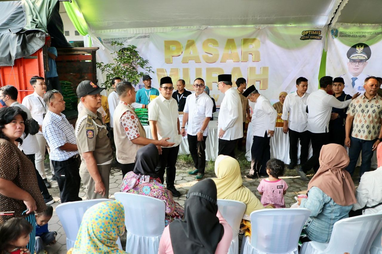 Safari Ramadhan di Kab. Kediri, Pj. Gubernur Adhy Serahkan Santunan 1.000 Anak Yatim