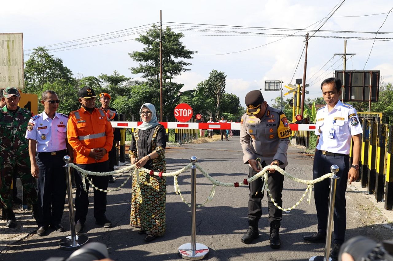 Bupati Blitar Bersama PT. KAI dan Dishub Jatim Resmikan Palang Pintu dan Pos Jaga Perlintasan KA