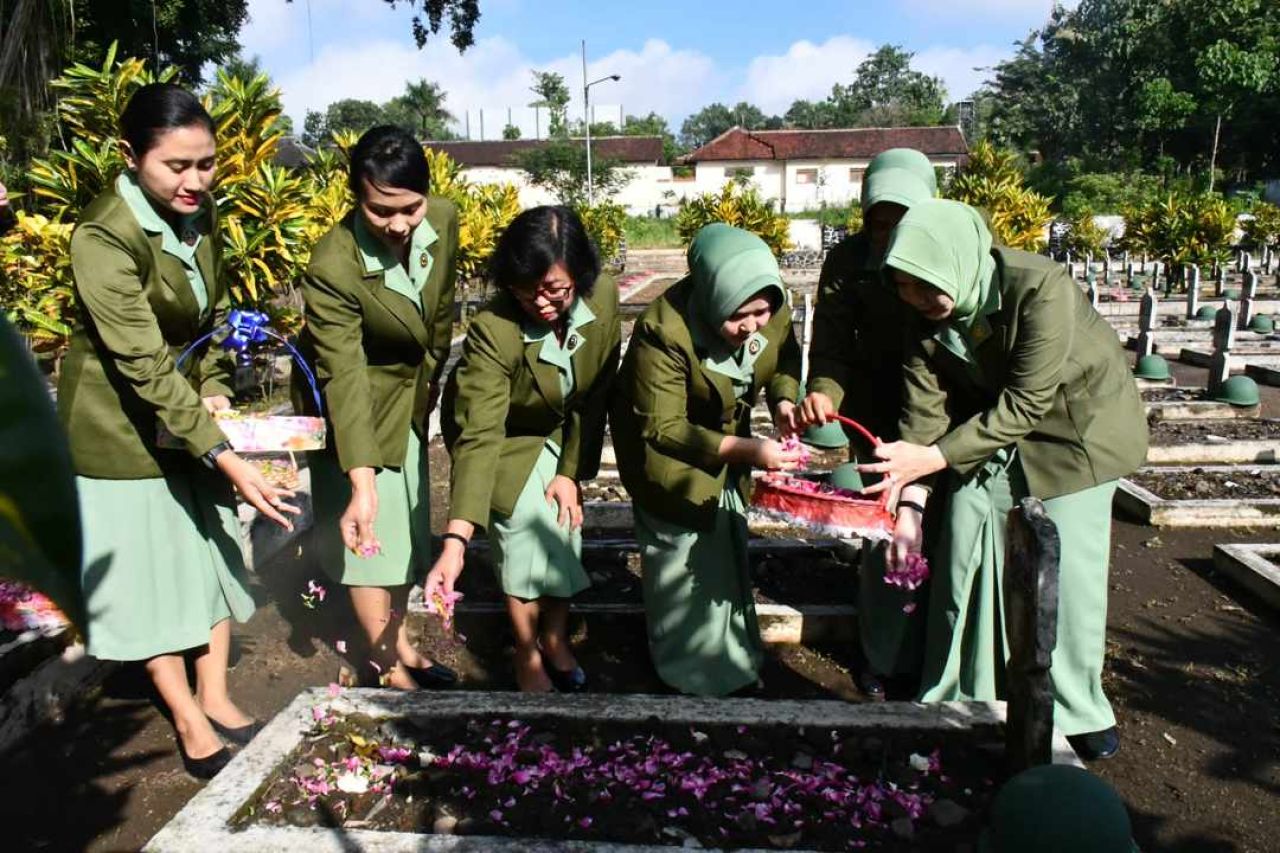 Persit Kartika Chandra Kirana Kodim 0822 Bondowoso Ziarah Di Taman Makam Pahlawan