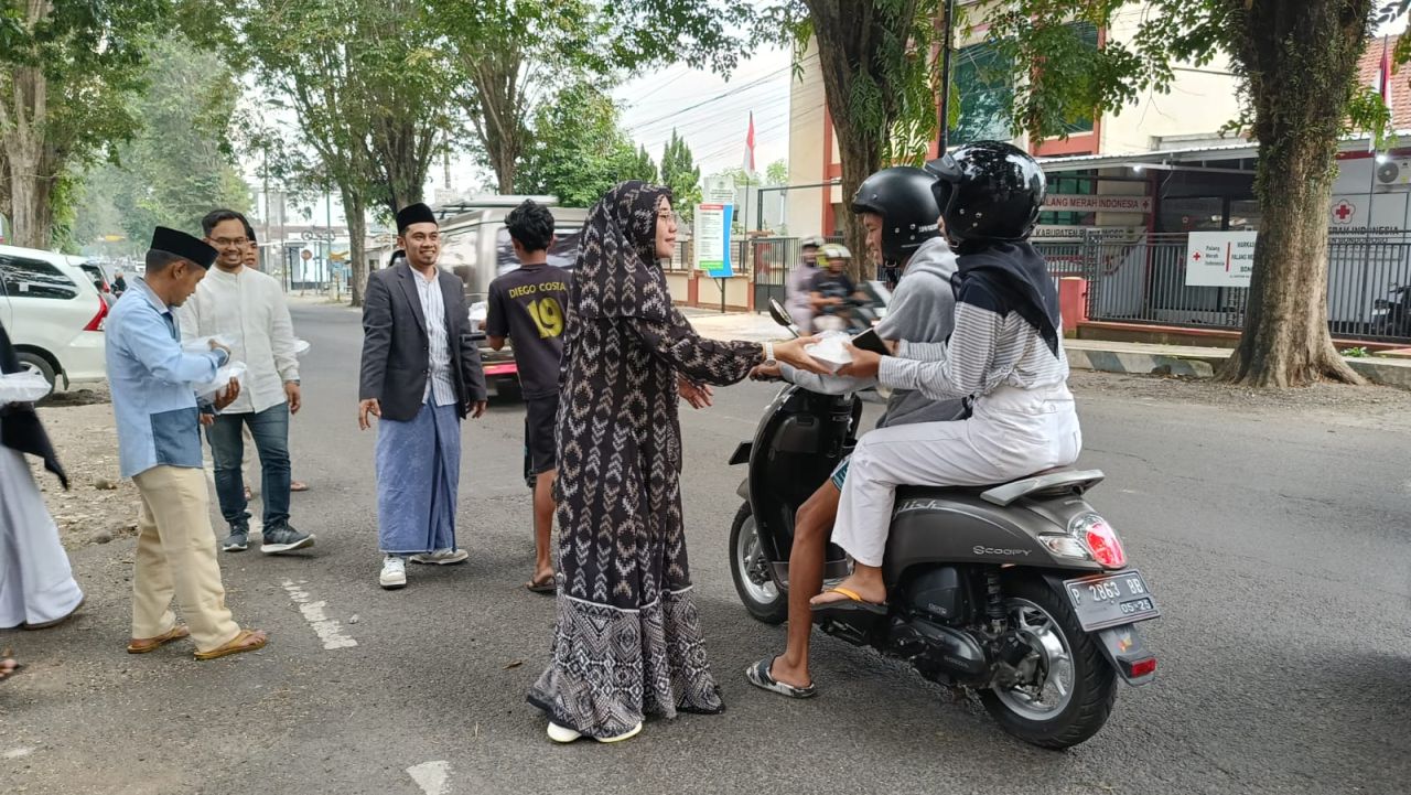 Ungkapan Rasa Syukur Pemilu Berjalan Lancar, Bawaslu Bondowoso Bagi Takjil Dan Buka Puasa Bersama