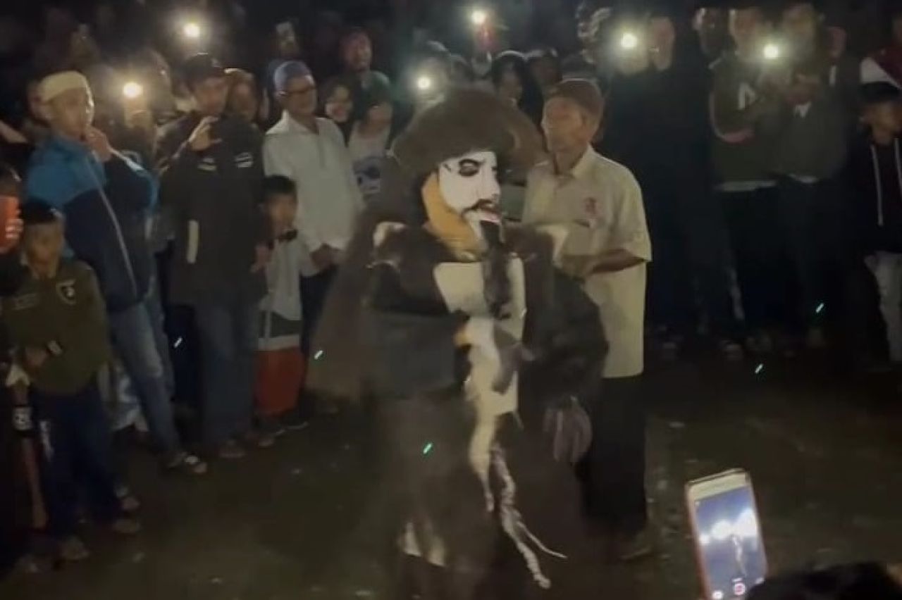 Hiburan masyarakat menjelang akhir ramadhan di meriahkan oleh Re-Rabe (Badut) di Desa Ulu Danau