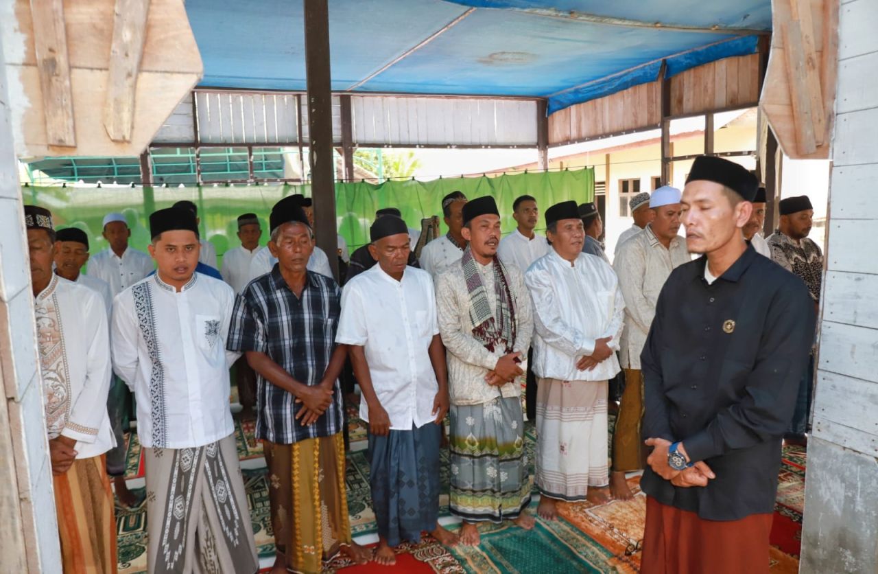 Pj Bupati Pidie dan Pj Ketua TP-PKK Pidie Sambut Hari Raya Idul Fitri Bersama Warga