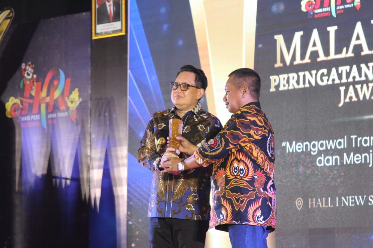Jaga Kondusifitas Pemilu 2024, Adhy Karyono Terima PWI Jatim Award 2024