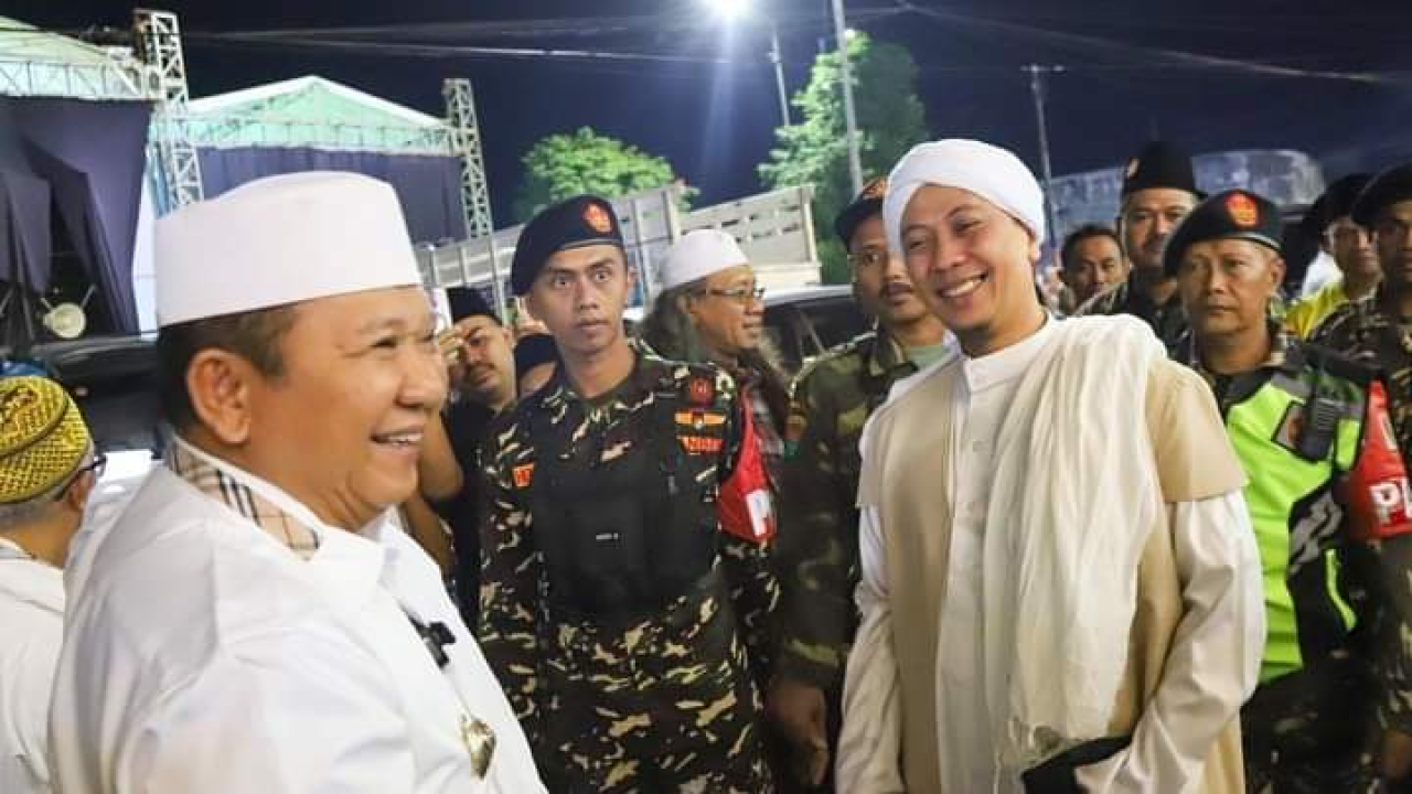 Opick bareng Hendy Bersholawat Bersama Ribuan Warga Ambulu
