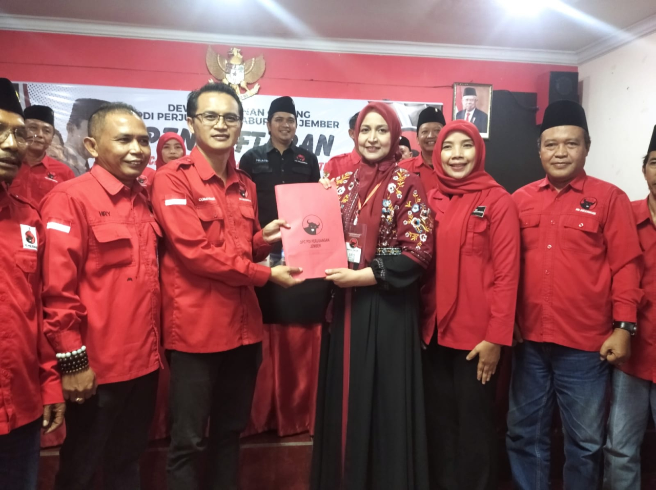 Kembalikan Formulir Bacabup di PDIP Jember, Faida: Saya Hadir Karena Rindu 