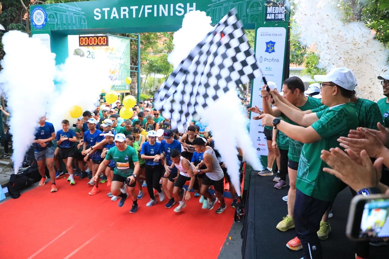 Pj. Gubernur Jatim Berangkatkan Ribuan Peserta Surabaya Medic Air Run 2024