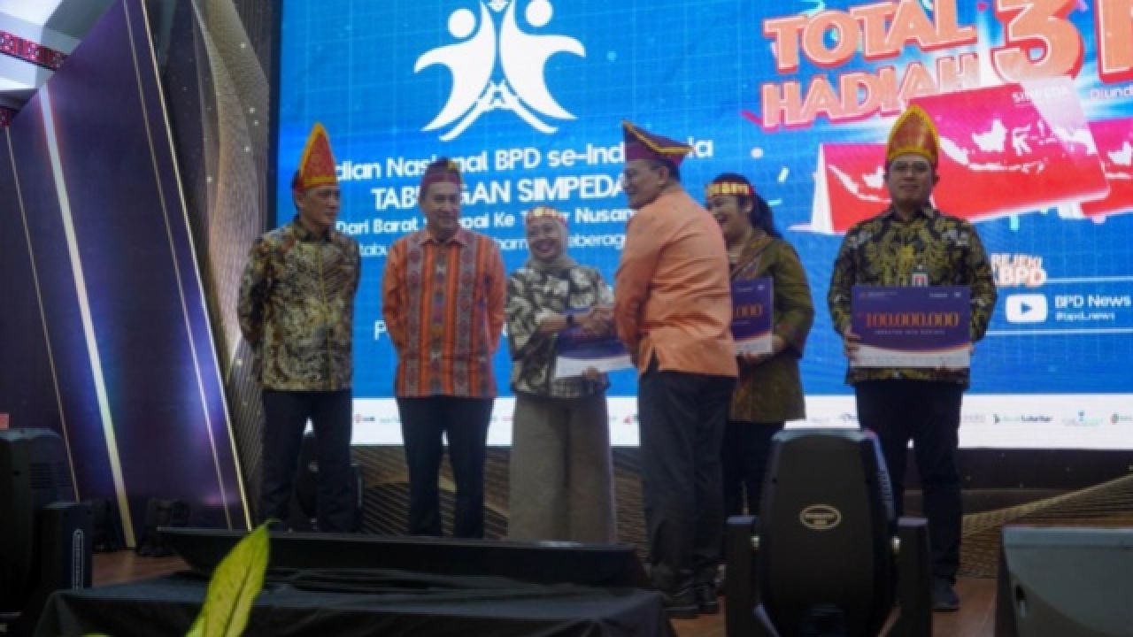 Nasabah Bank Jatim Beruntung Raih Hadiah Undian 100 Juta Rupiah dari Simpeda