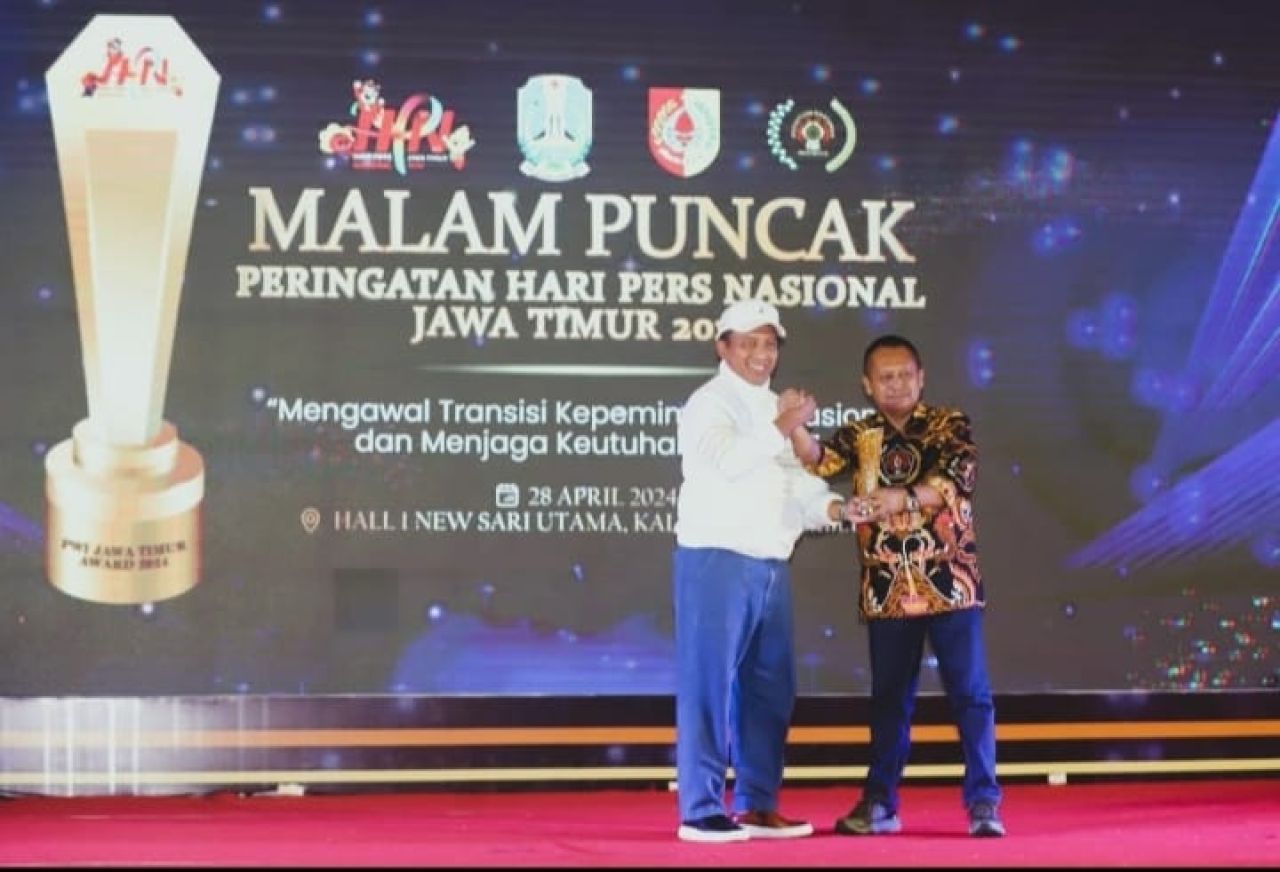 Rektor Unesa Dinobatkan Sebagai Change Leader Award Oleh PWI Jatim