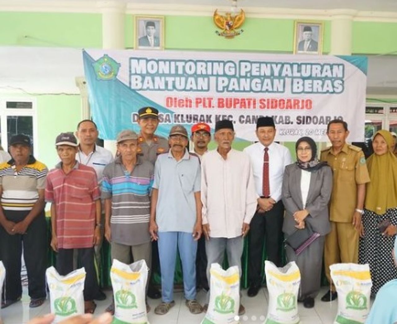 Warga Sidoarjo Terima Bantuan Pangan Beras