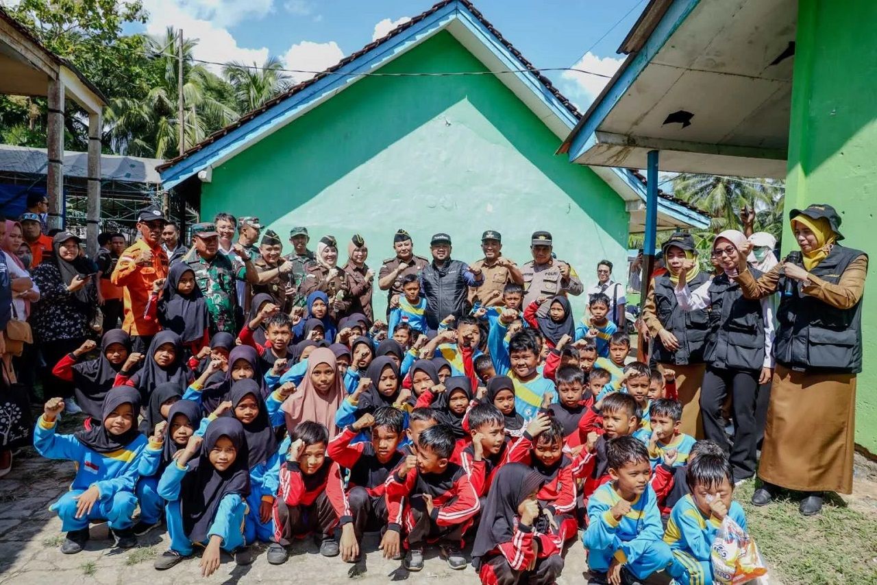 Bupati Gresik dan Kajati Jatim Berikan Bantuan Sosial untuk Korban Gempa di Bawean