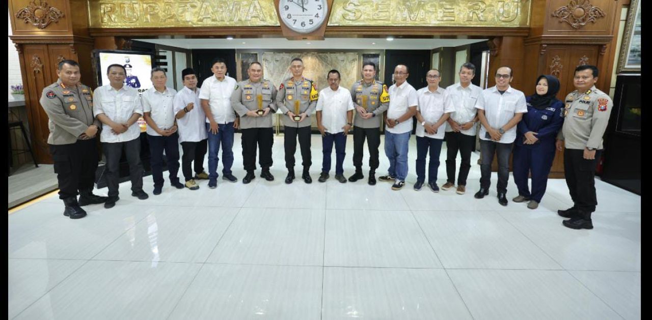 Kapolda Jatim Terima PWI Jatim Award, Buah Kondisifitas Pemilu 2024