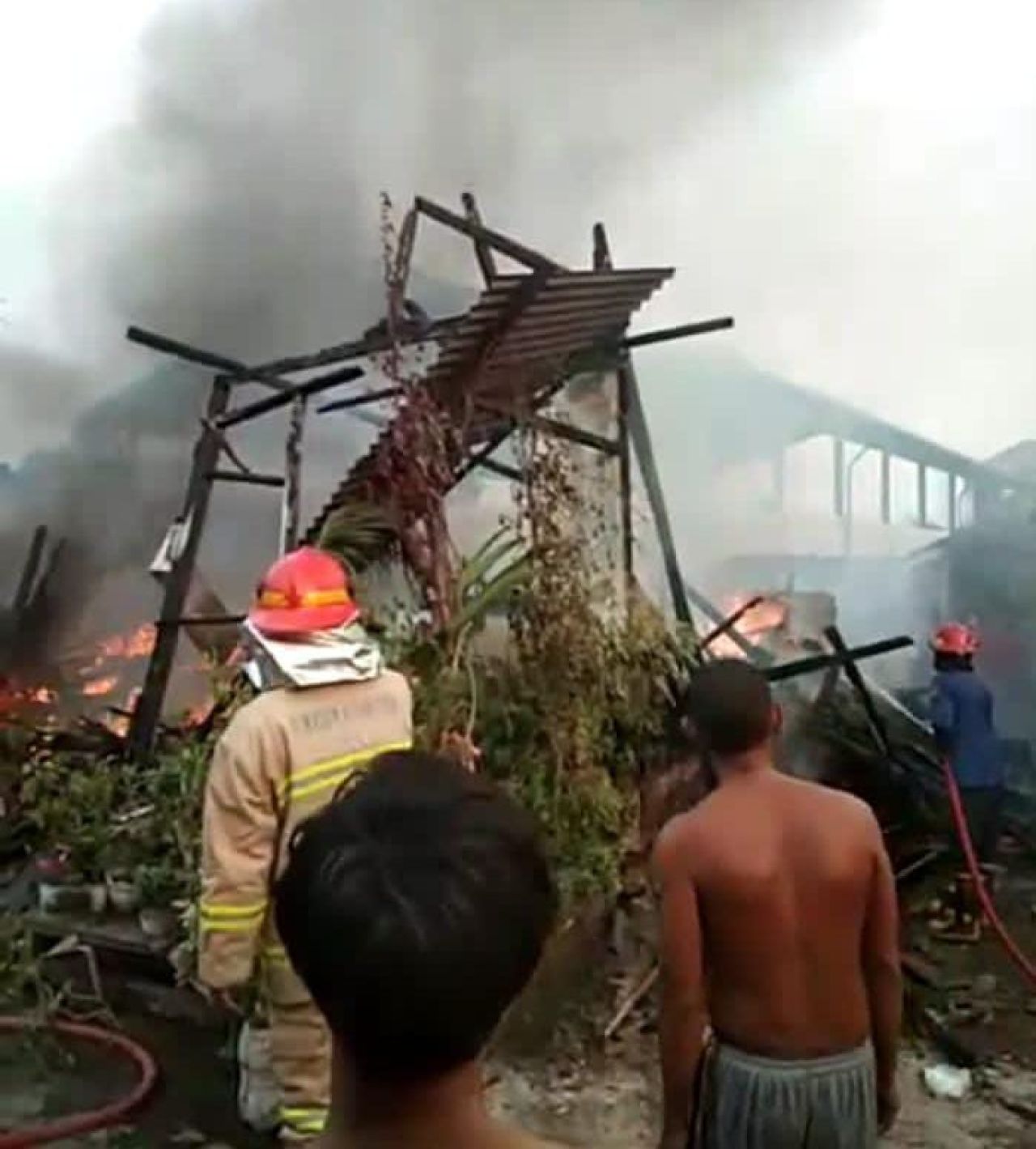 Kebakaran Gudang Rosokan di porong sidoarjo, Senin (6/5/2024).