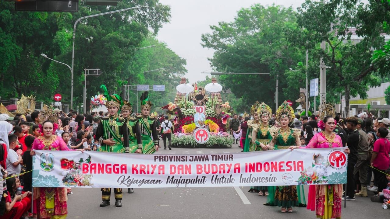 Dekranasda Jatim Meriahkan Parade Mobil Hias Di Solo