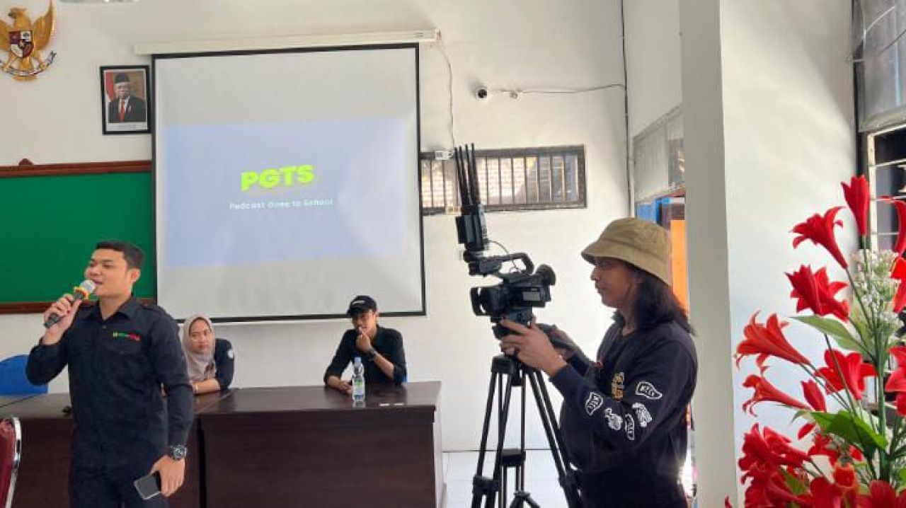 Unesa Gembleng 100 Siswa SMKN 3 Probolinggo Jadi Podcaster Andal