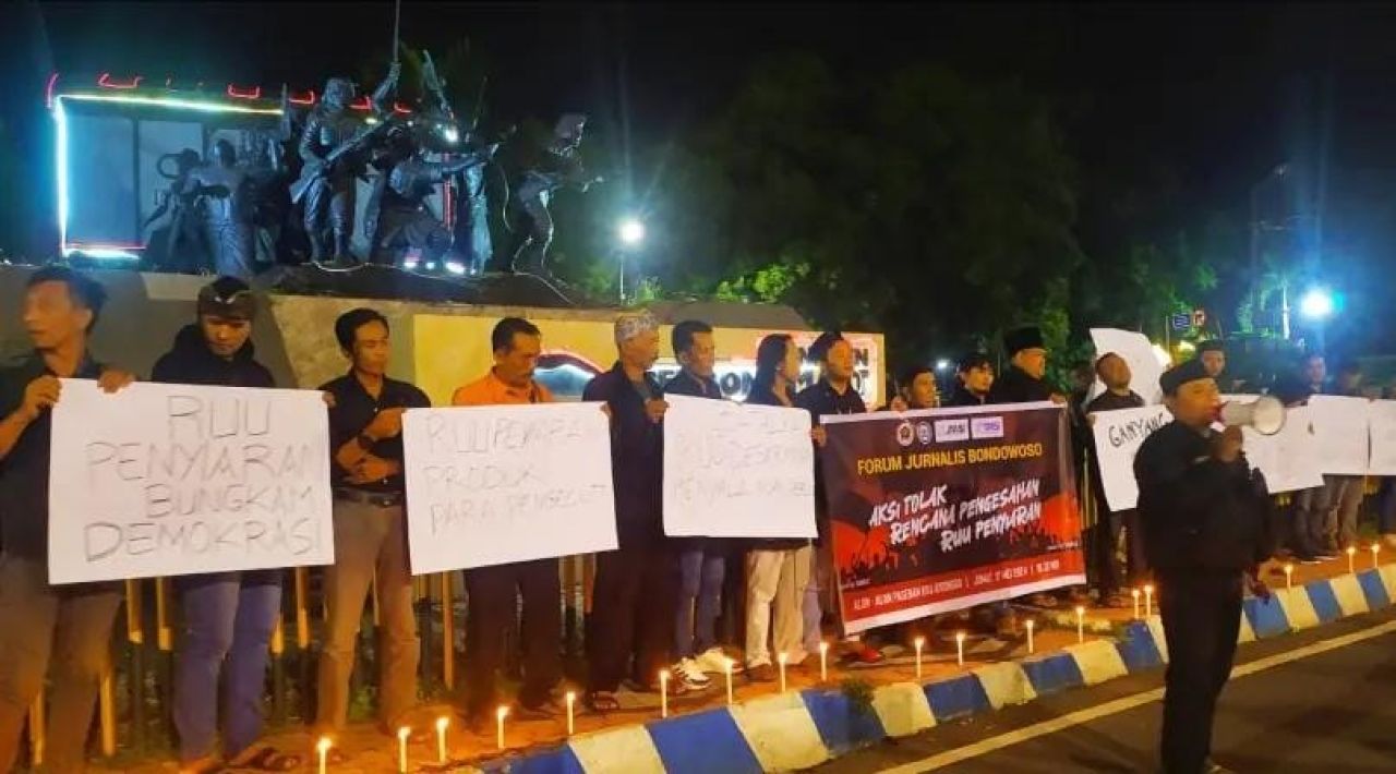 Puluhan jurnalis di Bondowoso turun jalan aksi menolak RUU Penyiaran