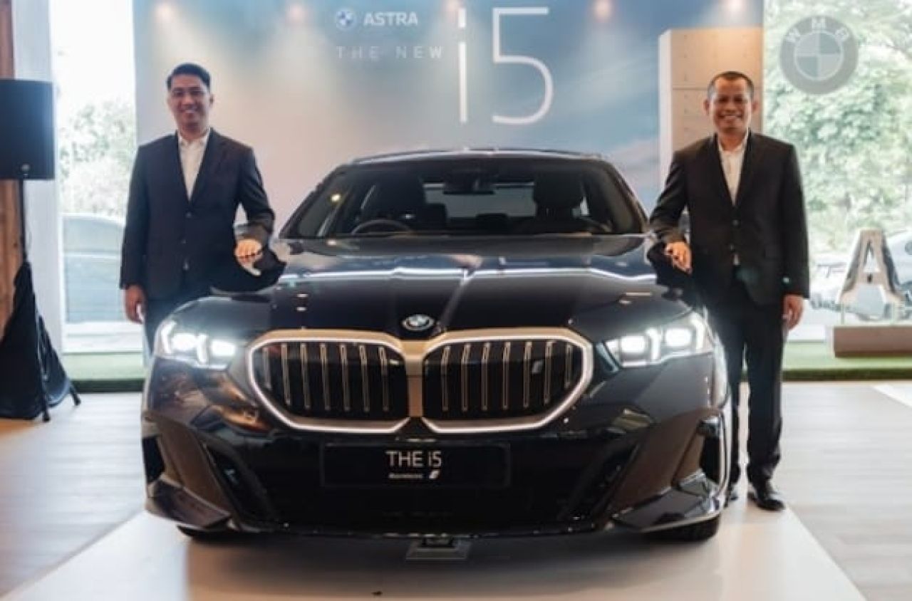 Ket Foto : Kepala Cabang BMW Astra Surabaya, Octa Wibowo ( kiri )