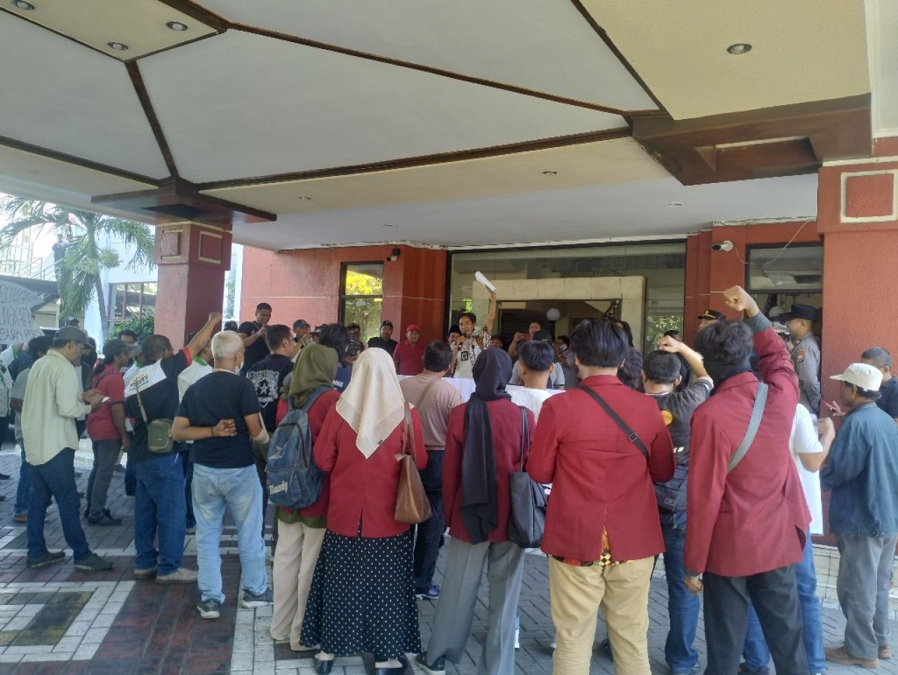 Tolak RUU Penyiaran, Jurnalis dan Mahasiswa Surabaya Demonstrasi di Depan Gedung DPRD 