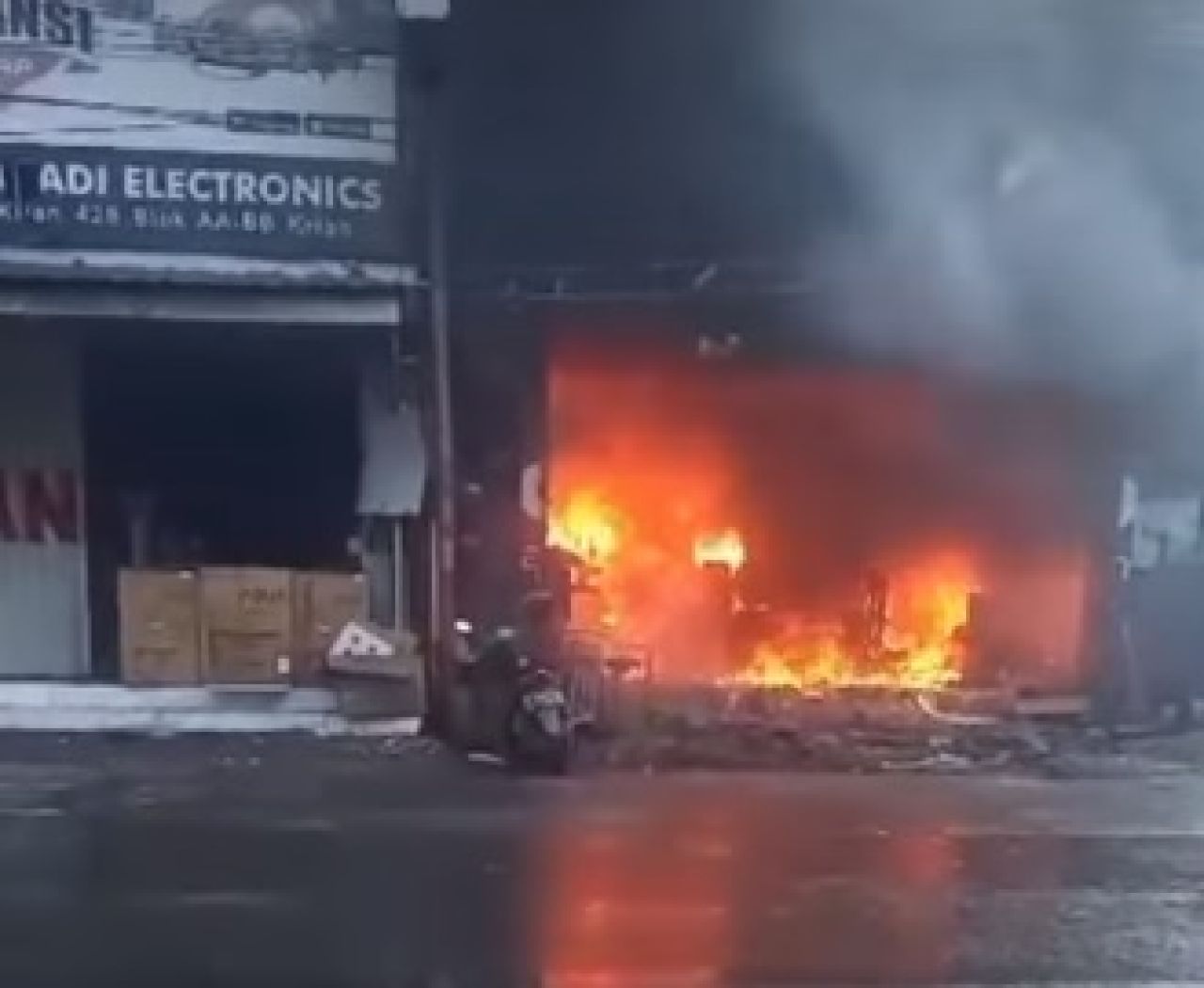 Kebakaran Landa Toko Bangunan Sinar Jaya di Krian, Lalu Lintas Terganggu