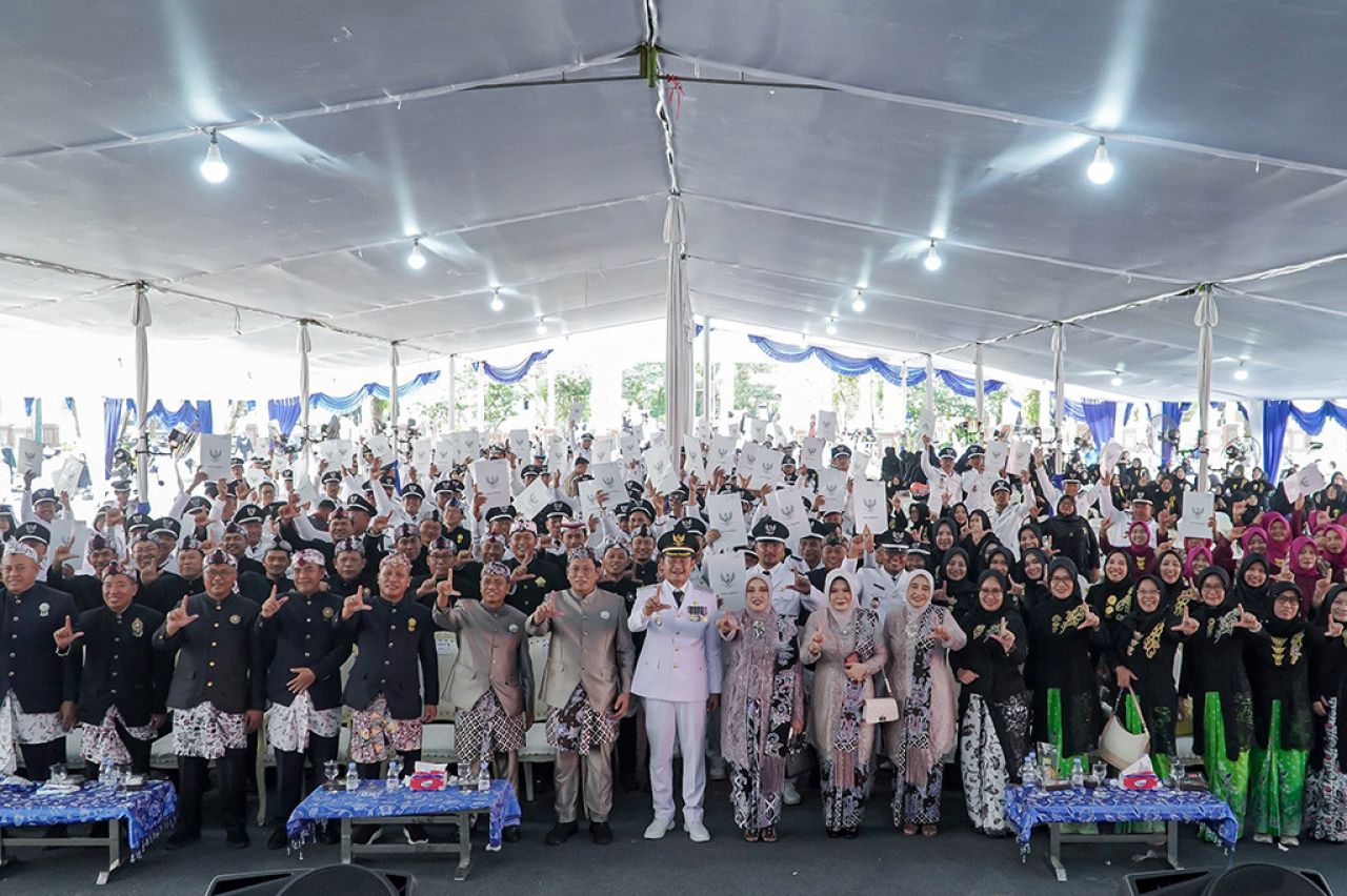 Serahkan SK Perpanjangan, Bupati Lamongan Yuhronur Efendi Ajak Kepala Desa Wujudkan Desa Mandiri