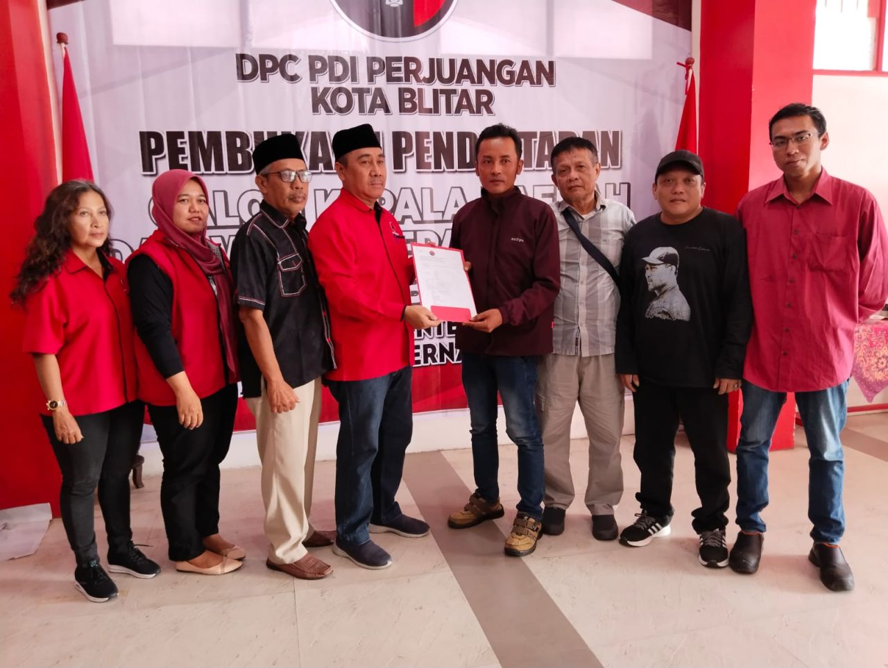 Ambilkan Formulir di Kantor PDI Perjuangan Kota Blitar, Para Relawan Dorong Mohammad Trijanto Maju