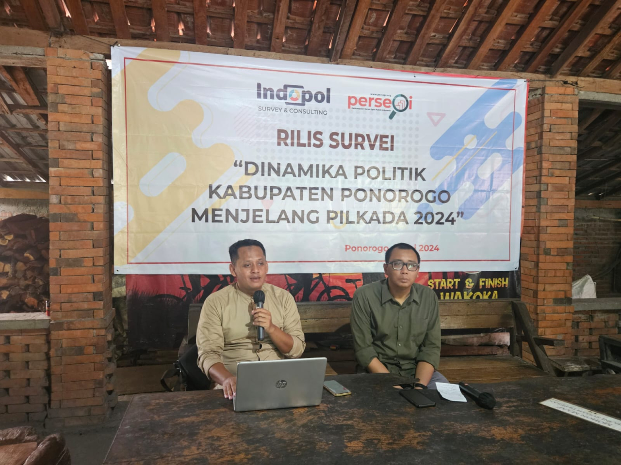 Direktur Indopol Jatim, Fauzin Dalam rilis hasil survei di Warung Wakoka Ponorogo, Rabu (9/5/2024).