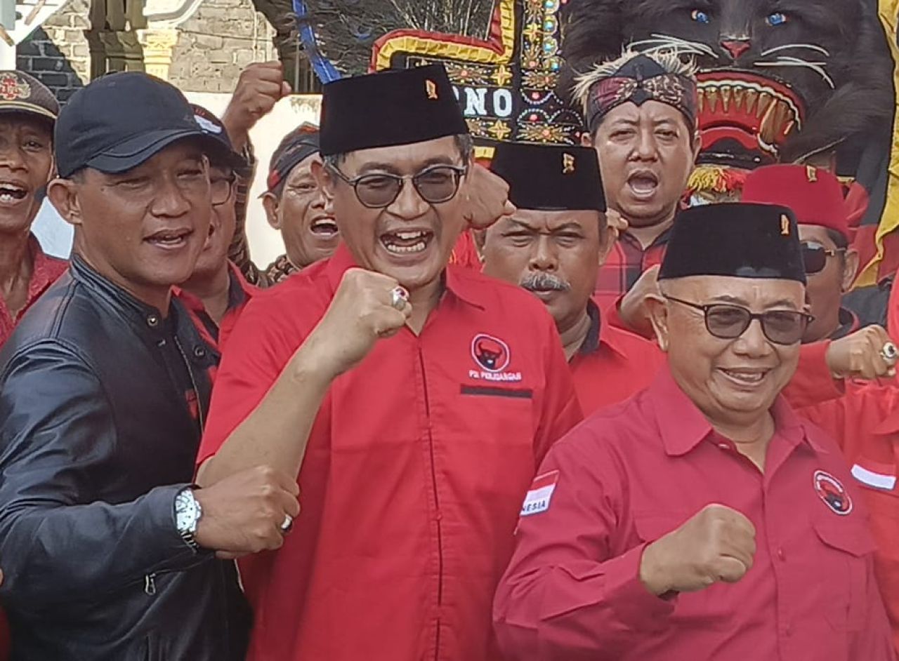 Aktivis 98 Mohammad Trijanto Dampingi Pengacara Supriarno Kembalikan Formulir Bacabup Blitar