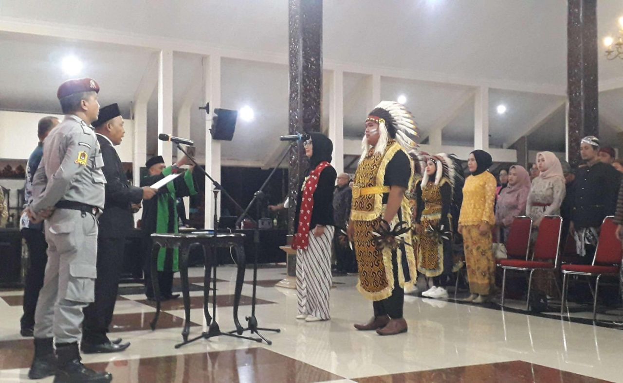 Gunakan Baju Adat, 115 PPK Bondowoso Resmi Dilantik