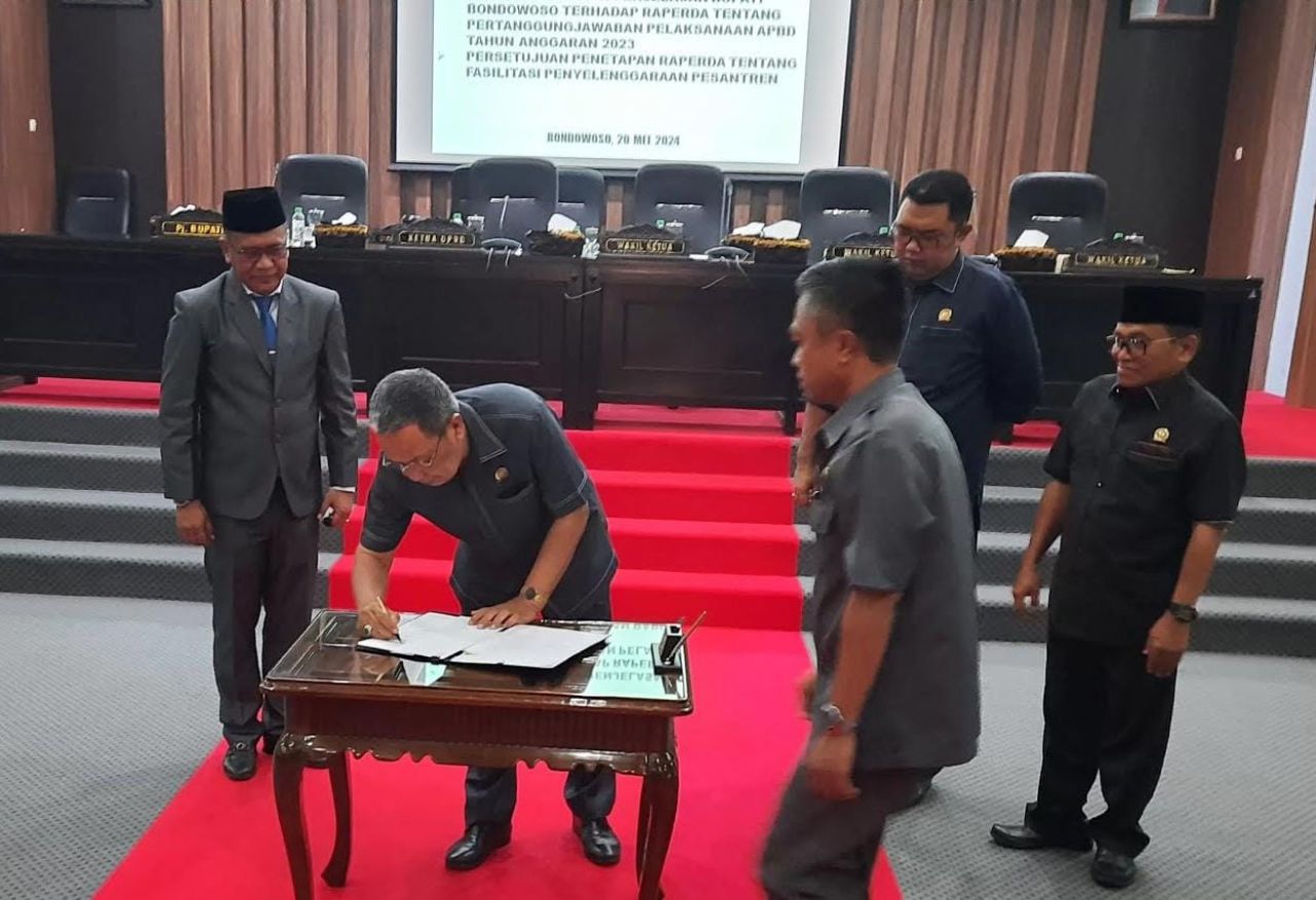 DPRD Bondowoso Sahkan Raperda Tentang Pertanggungjawaban Pelaksanaan APBD 2023
