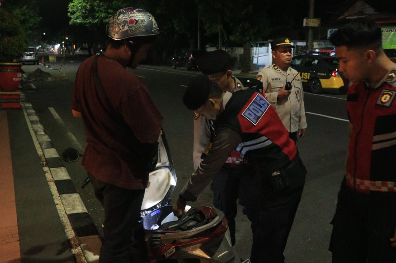 Polres Blitar Kota Amankan Puluhan Botol Miras Saat Patroli