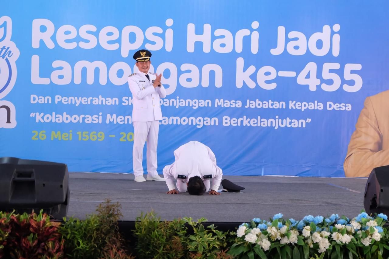 Sujud Syukur Kepala desa Siser Laren Lamongan Terima SK Perpanjangan