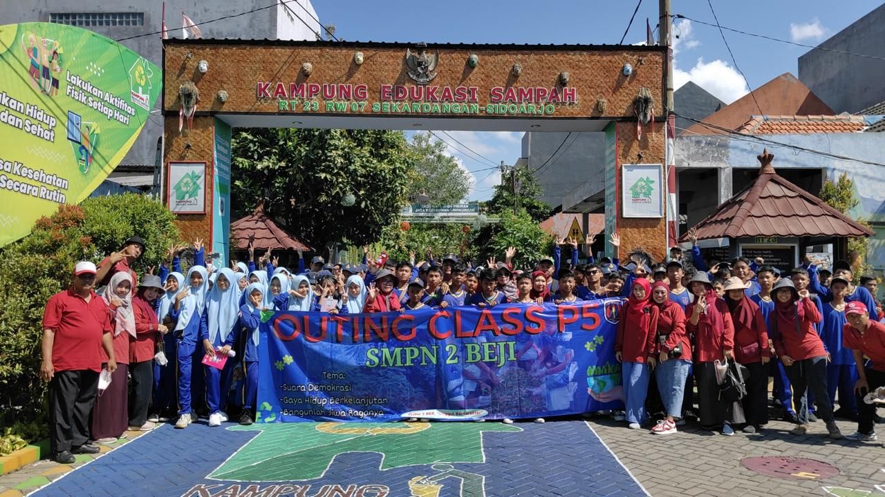 SMPN 2 Beji Pasuruan Gelar Outing Class Pemilahan dan Pengolahan Sampah di Kampung Edukasi Sampah