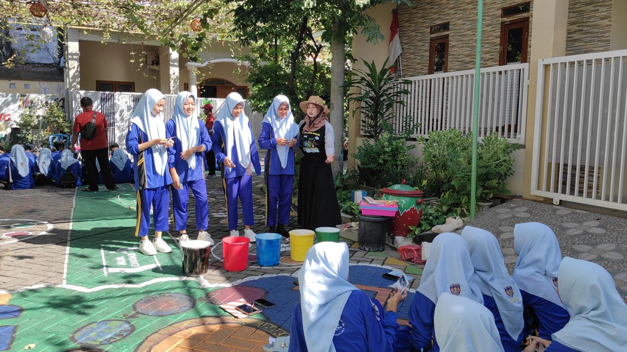 SMPN 2 Beji Pasuruan Gelar Outing Class Pemilahan dan Pengolahan Sampah di Kampung Edukasi Sampah