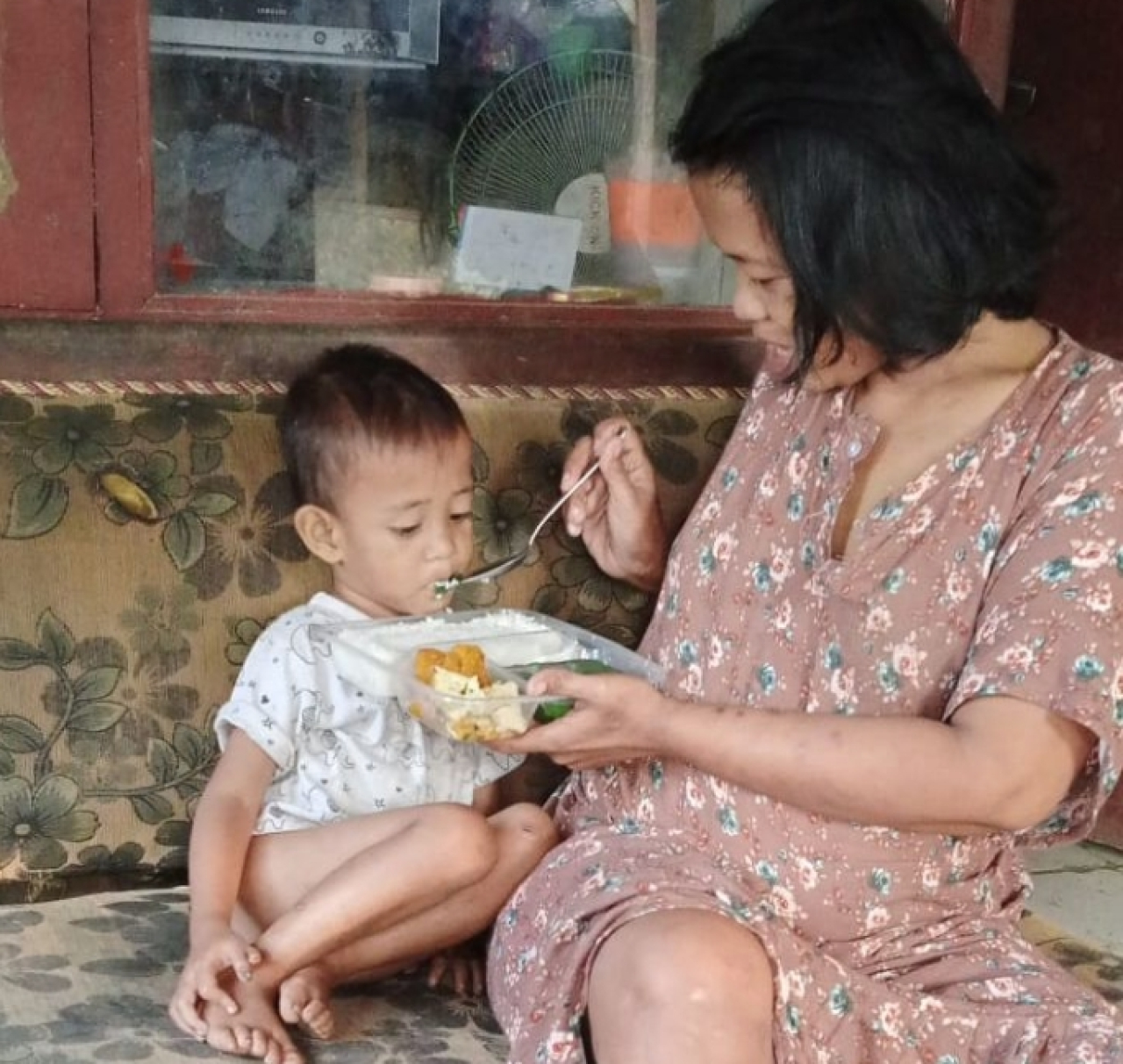 Keterangan Gambar: Saat Alriski disuapi ibunya