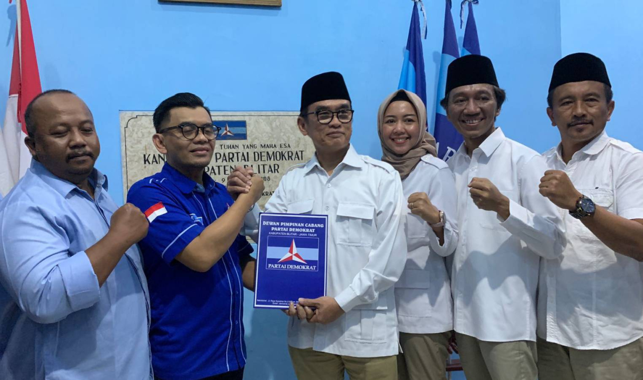 Wawalkot Tjutjuk Sunario Kembalikan Formulir Pendaftaran Bacabup Blitar ke Partai Demokrat
