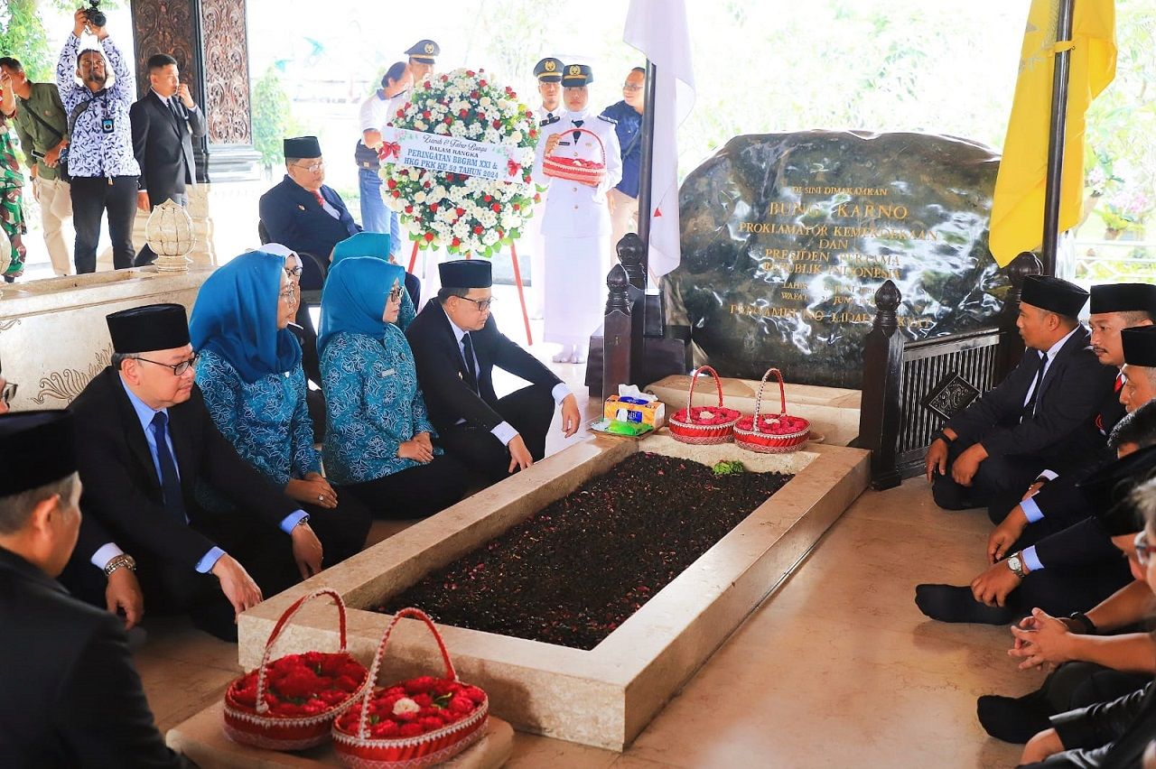 Ziarah ke Makam Bung Karno, Pj. Gubernur Jatim Ajak Kuatkan Gotong Royong dan Persatuan