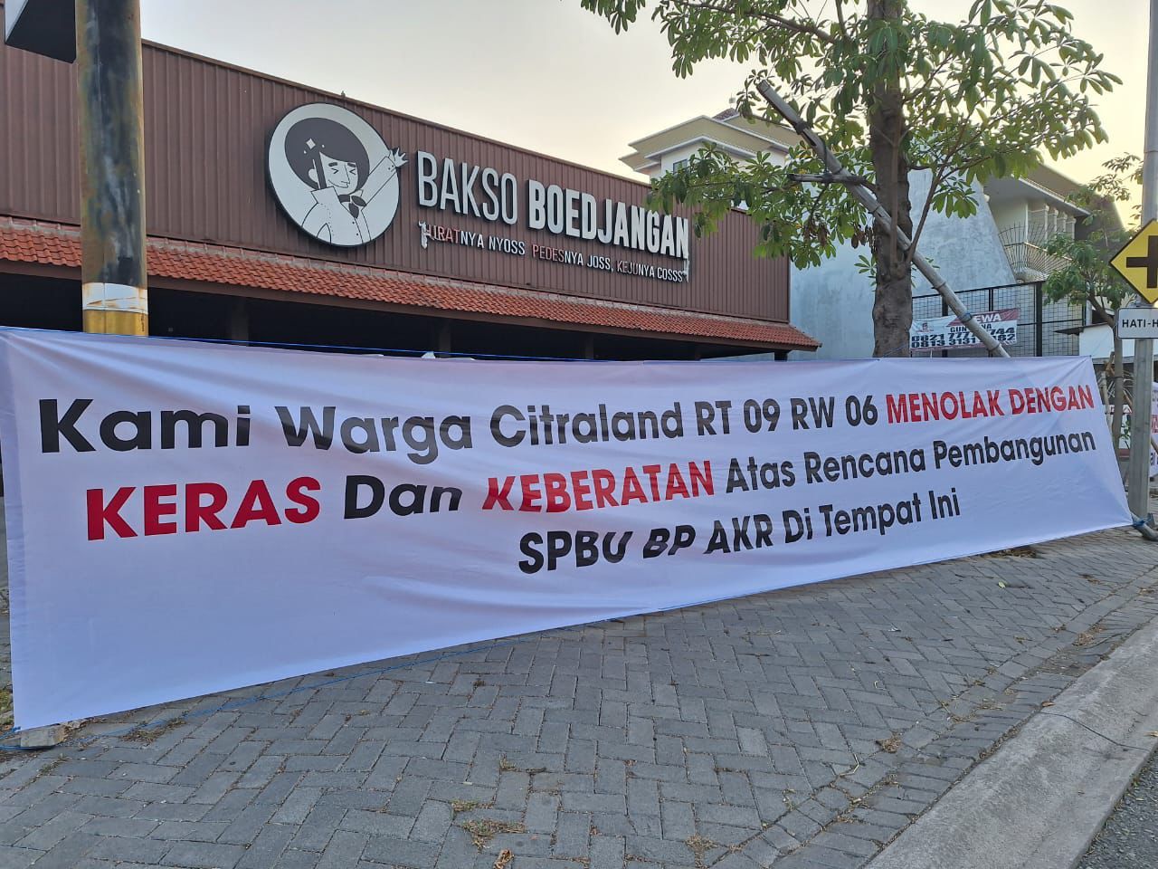 Bentangkan Spanduk, Warga Citraland Tolak Pembangunan SPBU BP AKR, DPRD: Pemkot Jangan Tutup Mata