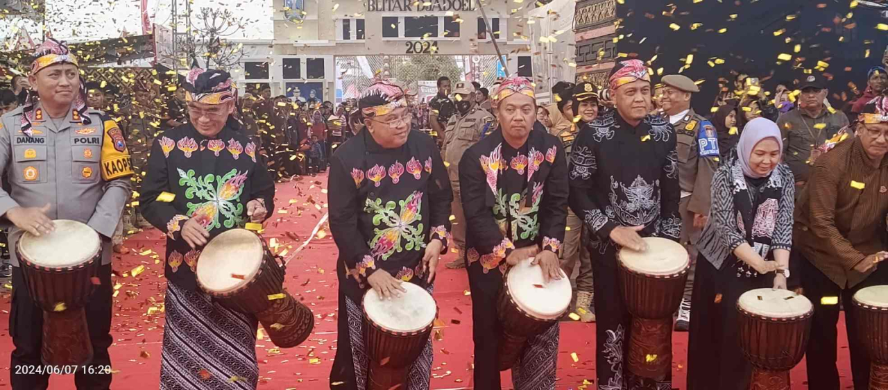 Wali Kota Santoso Buka Bazar Blitar Djadoel 2024, Dihadiri Staf Ahli Kemendag RI