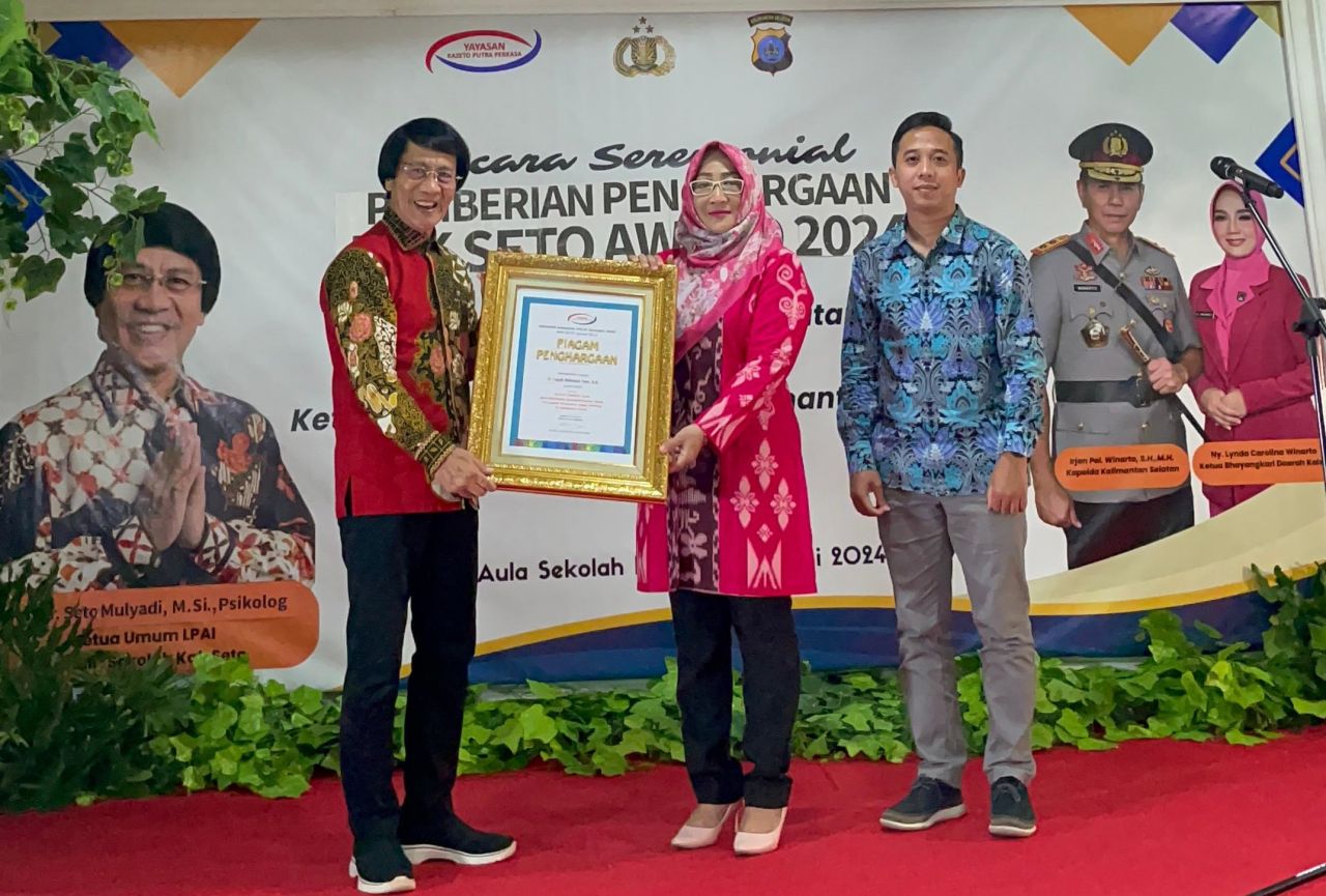 Ketua Umum Lembaga Perlindungan Anak Indonesia (LPAI) Seto Mulyadi beri penghargaan kepada bupati gresik yang diterima Kepala Dinas Keluarga Berencana, Pemberdayaan Perempuan, dan Perlindungan Anak (KBPPPA) Kabupaten Gresik, Titik Ernawati, Jumat (07/06).