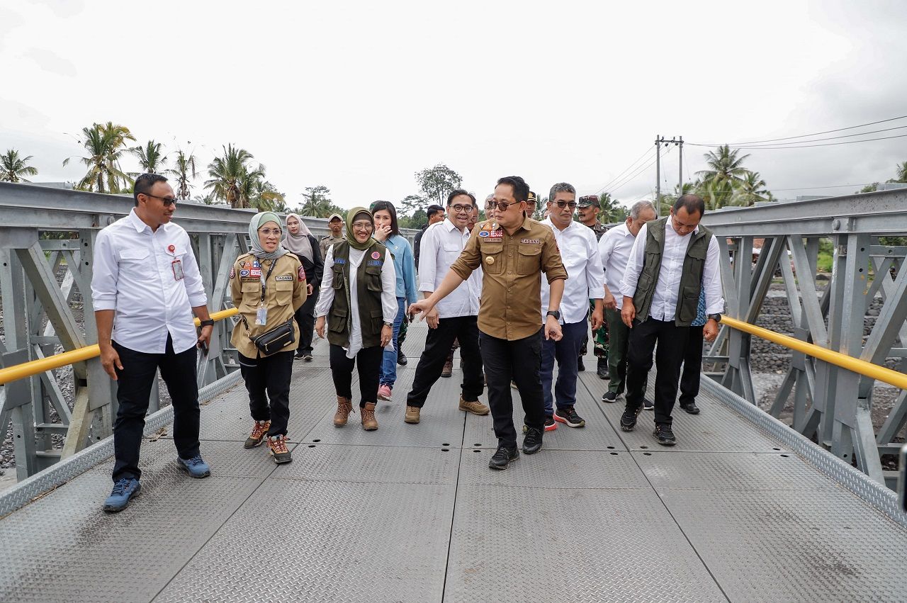 Penjabat Gubernur Jawa Timur Adhy Karyono meresmikan tanggul Sungai Mujur dan Jembatan Mujur II Kelopo Sawit yang ada di Desa Kloposawit, Kecamatan Candipuro, Kabupaten Lumajang, Sabtu (8/6).