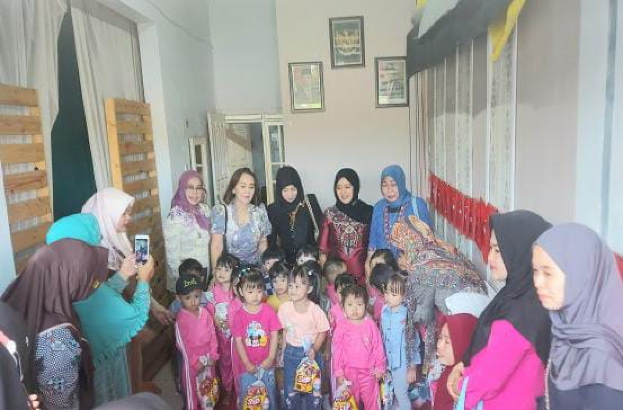 Ikatan Istri Anggota DPRD Bondowoso Peringati Hari Kebaya Nasional 2024