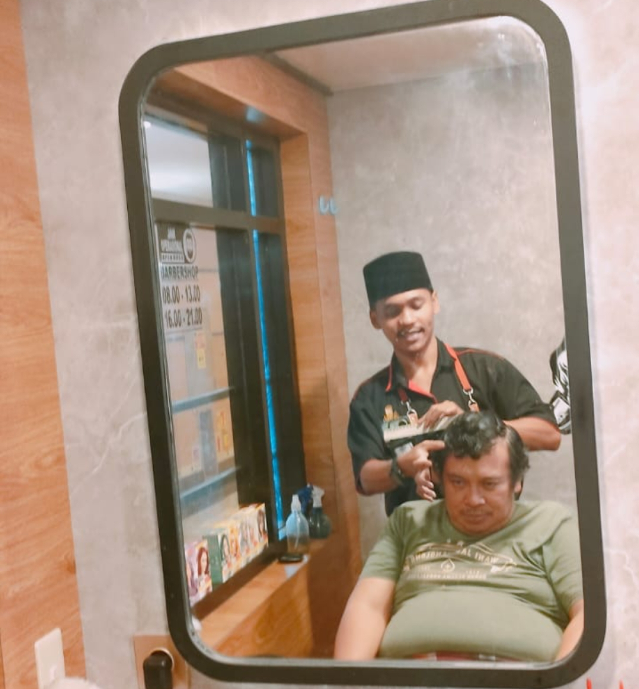 Sensasi Potong Rambut di atas lautan, Layanan Gratis KM Dharma Kartika V Bagi Para Supir