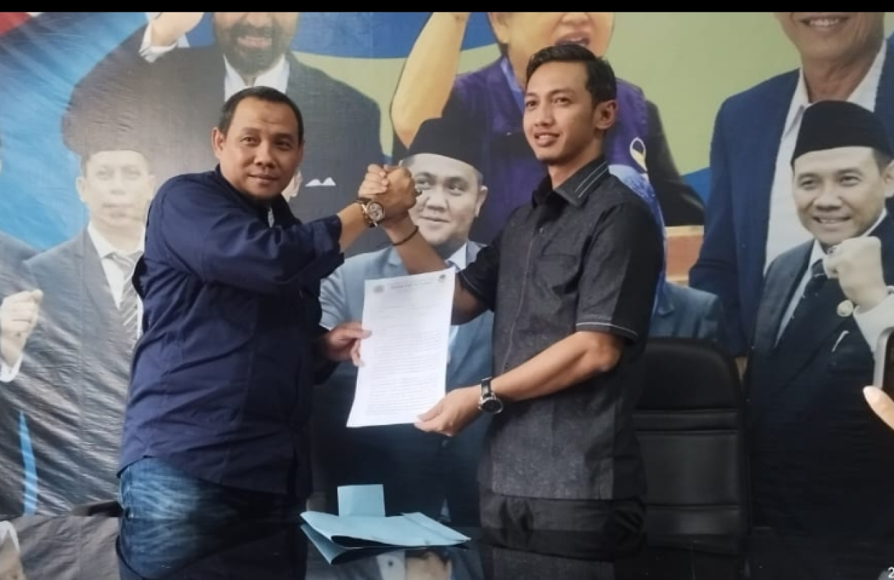 Keterangan Gambar: Ketua Fraksi Nasdem David Handoko Seto saat menyerahkan Surat Permohonan Hak Interpelasi