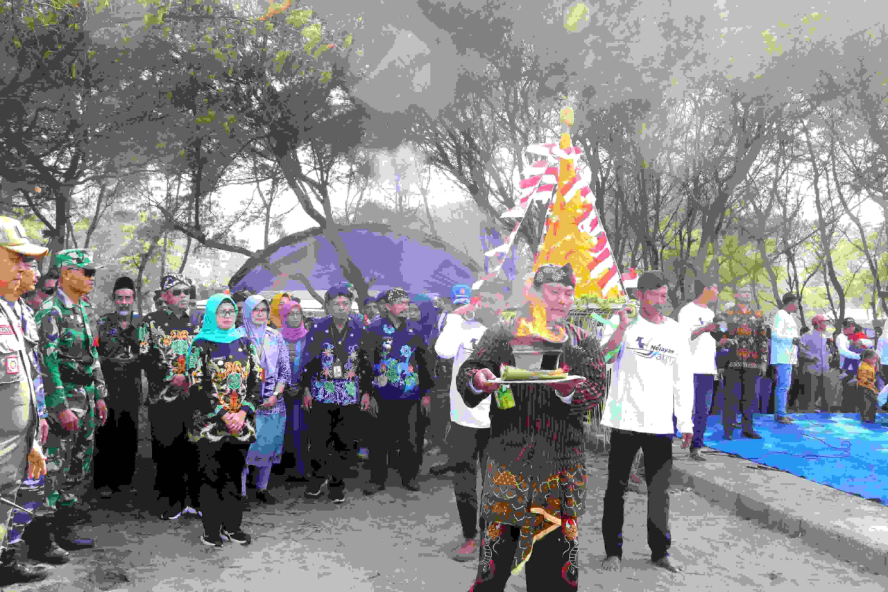 Hadiri Acara Petik Laut di Pantai Jolosutro, Bupati Blitar Ajak Jaga Kelestarian Alam