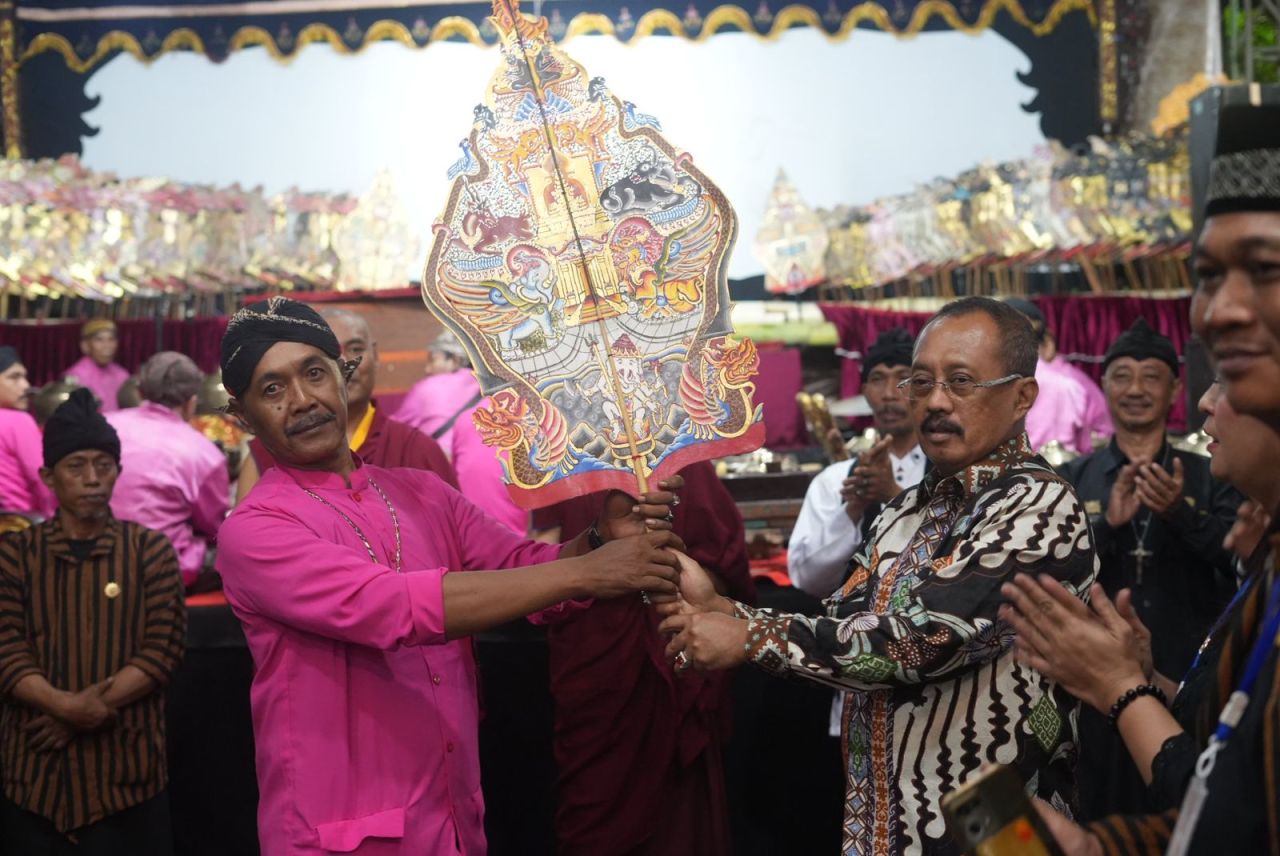 Festival Joko Dolog Armuji Serahkan Gunungan Wayang