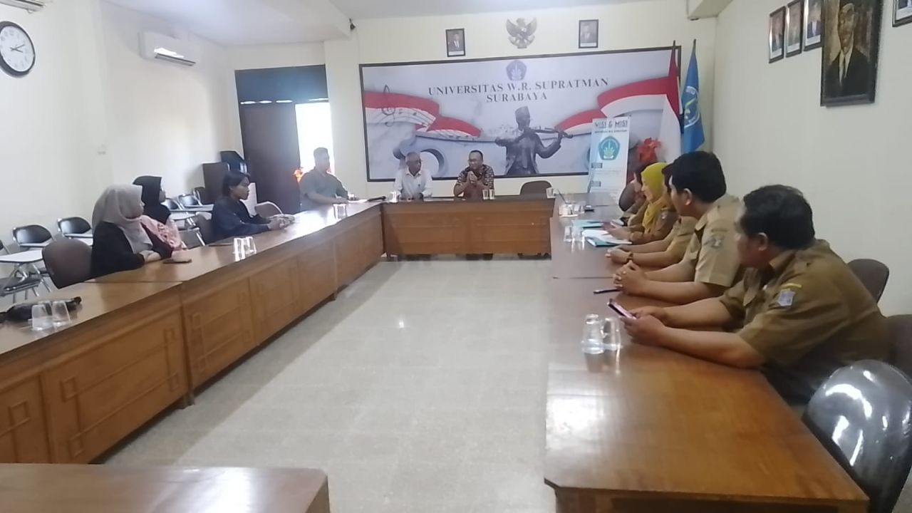 Sambangi Unipra, DLH Beberkan Soal Tarif Retribusi Kebersihan yang Meresahkan Masyarakat 