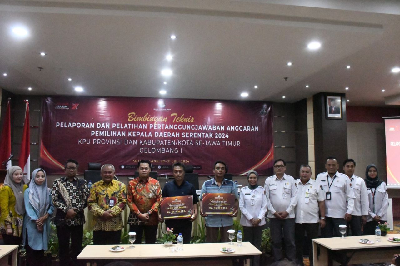 KPU Jatim Serahkan Santunan Kepada Ahli Waris Pantarlih yang Meninggal Dunia