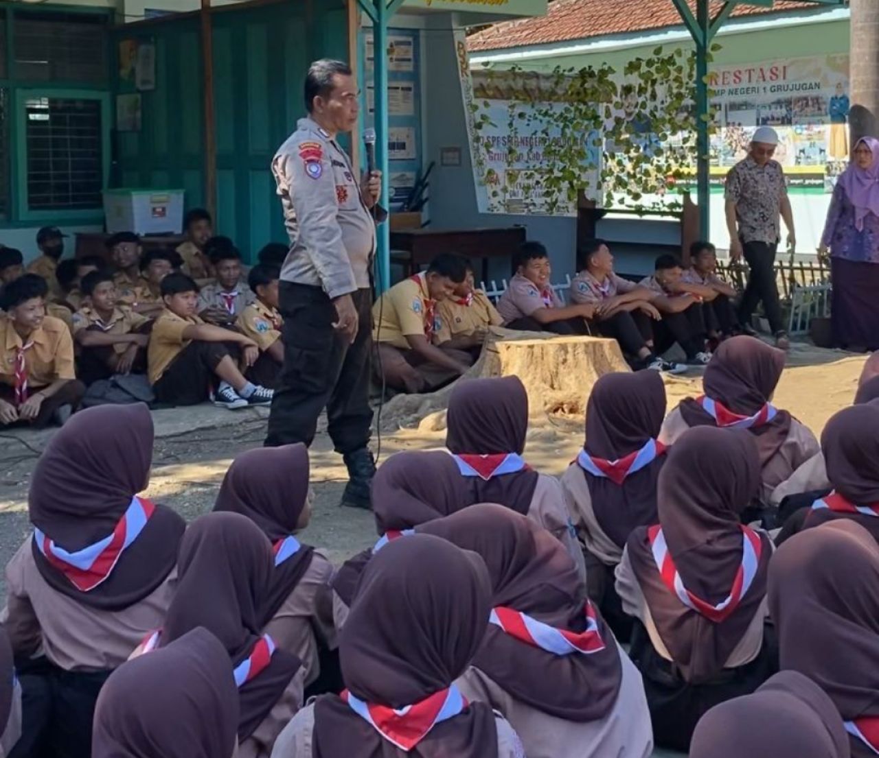 Polsek Grujugan Sambangi MPLS di SMP Negeri 1 Grujugan