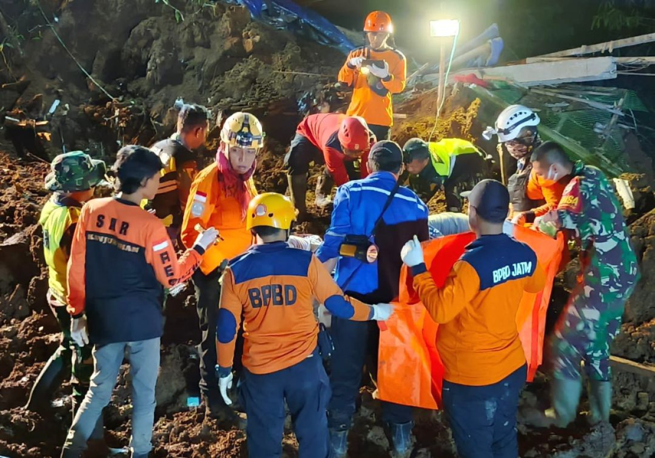 Longsor di Kesamben Blitar, BPBD Jatim Terjunkan Personel TRC dan Kirim Dukungan Logistik untuk Dapur Umum