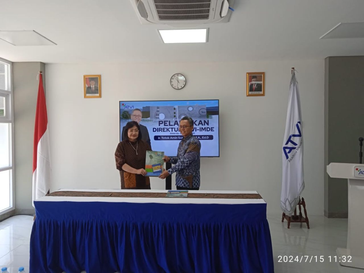 Totok Amin Soefijanto (kanan) didapuk menjadi Direktur Akademi Televisi Indonesia (ATVI)