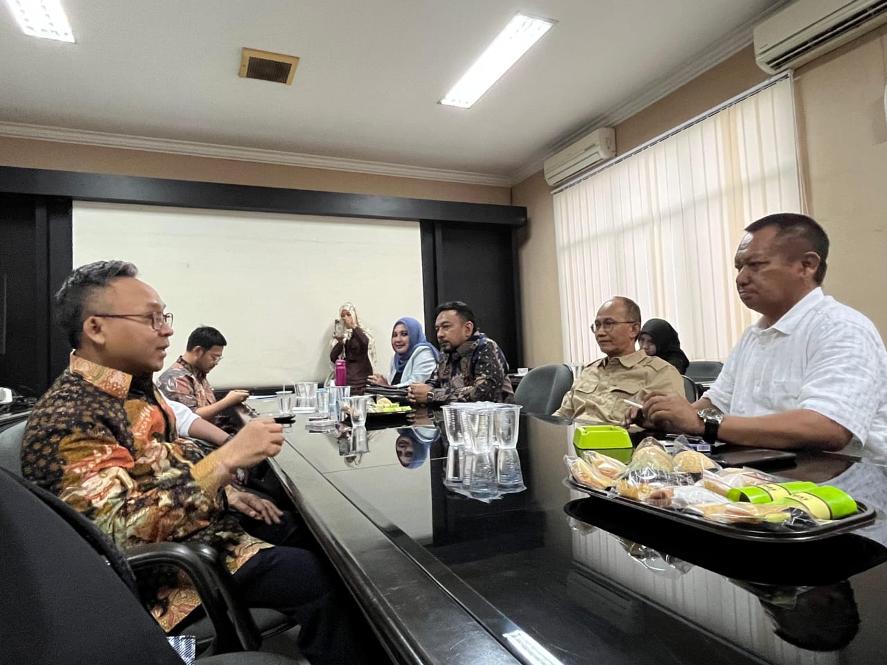 Konjen RI Cape Town Tudiono Bersama dengan Ketua PWI Jatim, Lutfil Hakim.